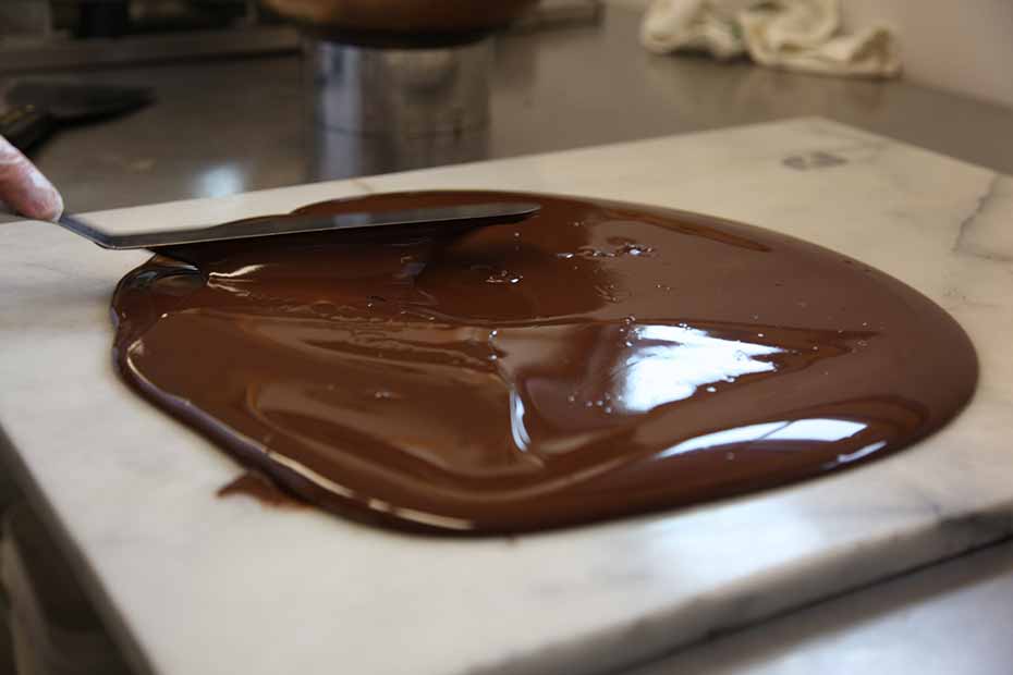 Tabling Method for Chocolate Tempering
