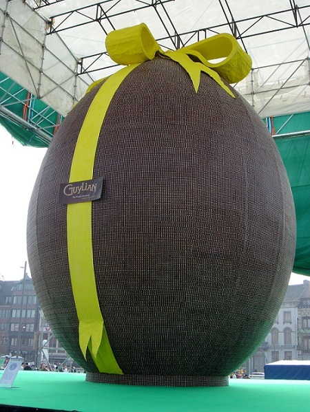 World's Biggest Ever Chocolate Sculpture-Easter Egg